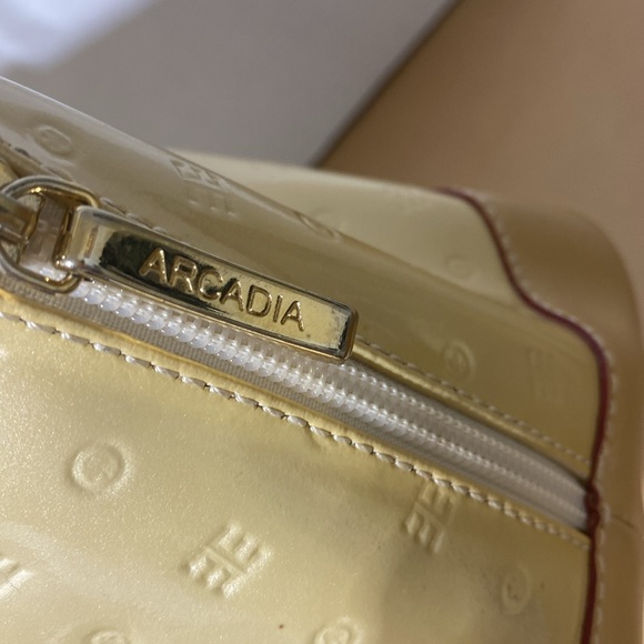 GUC. Arcadia buttercup, patent leather Bugatti bag. Made in Italy. - Picture 7 of 15